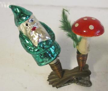 antieke kerst groene santa kerstman met paddestoel op clip beschikbaar voor biedingen