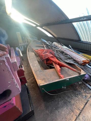 Klein houte zeilbootje beschikbaar voor biedingen