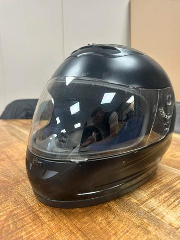 Zwarte helm E9 keur beschikbaar voor biedingen