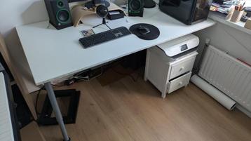 Prima Ikea bureau beschikbaar voor biedingen