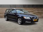 Volvo V70 2.0T R-Edition * YOUNGTIMER * TREKHAAK * LEER * ON, Auto's, Volvo, Voorwielaandrijving, Euro 5, Zwart, 4 cilinders