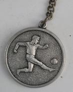 Vintage Sleutelhanger Voetballer Real Man, Ophalen of Verzenden, Gebruikt