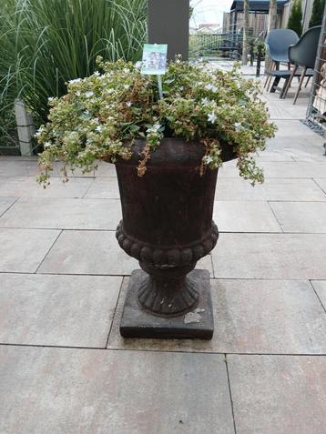 Brocante Bloempot - Stoer & Robuust beschikbaar voor biedingen