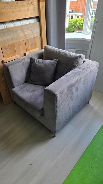 Mooie Fauteuil grijs met kussen beschikbaar voor biedingen