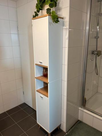 Strakke wit-houten badkamer meubelset, fris & functioneel beschikbaar voor biedingen