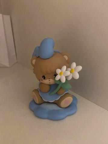 Schattig Beertje Beeldje met Bloemen beschikbaar voor biedingen