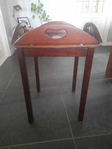Notenhouten Bijzettafel beschikbaar voor biedingen