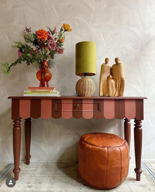 Unieke vintage sidetable opgeknapt scallop details, LAB, Huis en Inrichting, Tafels | Sidetables, Ophalen