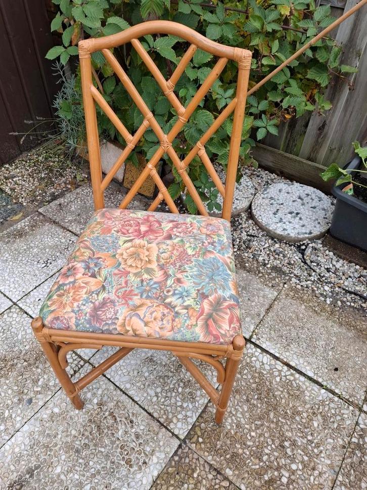 Vier eettafelstoelen rotan/bamboe(?) met stoffen zitting., Huis en Inrichting, Stoelen, Gebruikt, Vier, Bruin, Ophalen