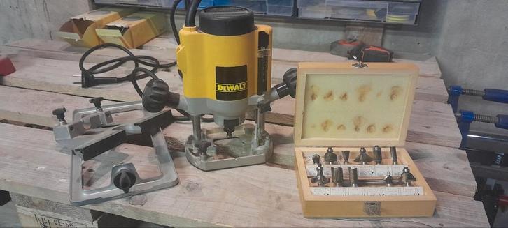 DeWalt Bovenfrees DW613 met accessoires, Doe-het-zelf en Verbouw, Gereedschap | Overige machines, Gebruikt, Ophalen of Verzenden