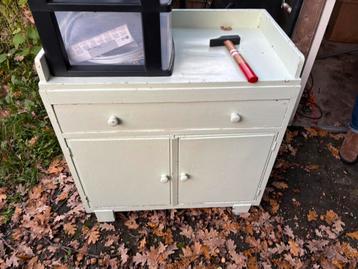 Kastje hout brocante groen beschikbaar voor biedingen