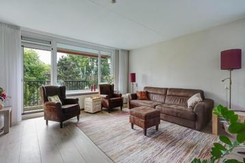 Bank + hocker + 2 oorstoelen beschikbaar voor biedingen