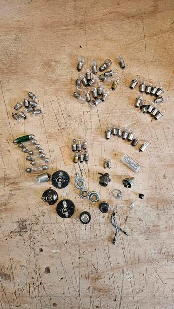Divere 1 tot 12 volt lampjes en houders beschikbaar voor biedingen