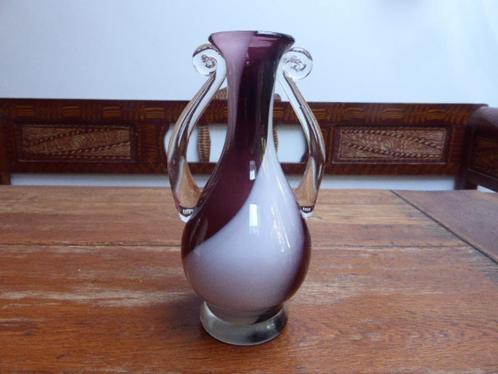 Mooie opaline vaas, bordeaux en wit, 24 cm., Antiek en Kunst, Antiek | Glas en Kristal, Ophalen of Verzenden