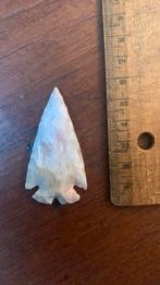 Grote stenen pijlpunt bijzonder gespleten basis 6 cm, Ophalen of Verzenden, Mineraal