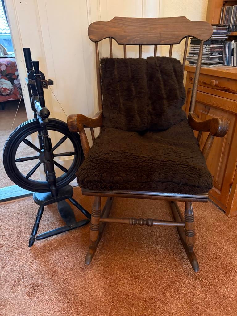 Houten Schommelstoel met Spinnewiel, Hobby en Vrije tijd, Spinnewielen en Spinnen, Ophalen of Verzenden, Gebruikt, Spinnewiel