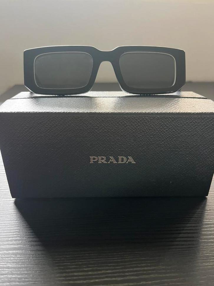 Prada, Sieraden, Tassen en Uiterlijk, Zonnebrillen en Brillen | Heren, Gebruikt, Zonnebril, Overige merken, Zwart, Ophalen of Verzenden