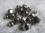 Set van 17 Zilver Kleurige Metalen Belletjes / Diverse Afm, Antiek en Kunst, Curiosa en Brocante, Verzenden