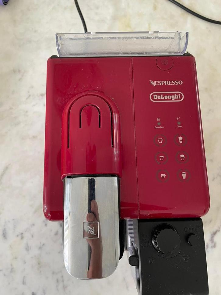 Nespresso DeLonghi koffiezetapparaat met melkopschuimer, Witgoed en Apparatuur, Koffiezetapparaten, Zo goed als nieuw, Koffiepads en cups