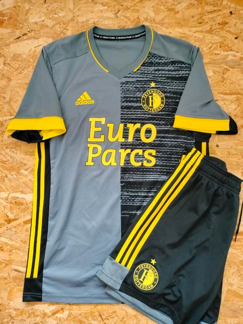 Feyenoord Rotterdam shirt tenue 2021/2022 maat M, Sport en Fitness, Voetbal, Zo goed als nieuw, Shirt, Maat M, Ophalen of Verzenden