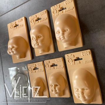 Vintage, retro mallen poppengezichtjes, hoofdjes beschikbaar voor biedingen