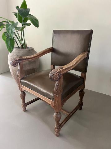 Antieke houten armstoel met leren bekleding beschikbaar voor biedingen