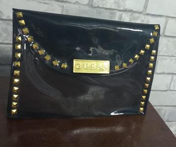 Guess toilettasje met studs *gloednieuw* beschikbaar voor biedingen