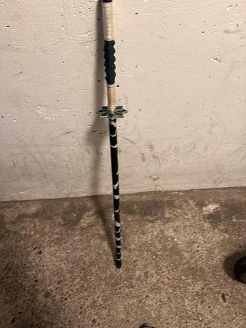 Zwarte en groene Katana beschikbaar voor biedingen