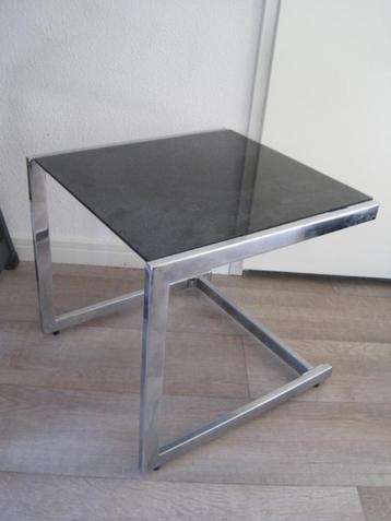 bijzettafeltje.Zwart glas en staal. 51 cm hoog.45/43 breed.  beschikbaar voor biedingen