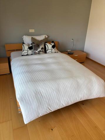 Mooi elektrisch verstelbaar bed met nachtkastjes