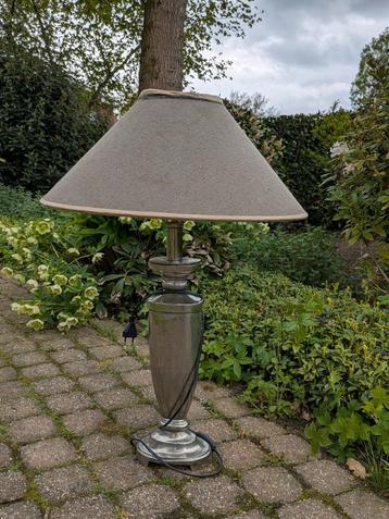 lamp op voet beschikbaar voor biedingen