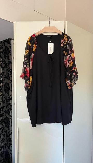 Nieuw zwarte top met gebloemde mouwen; Bloomchic; maat 60 beschikbaar voor biedingen