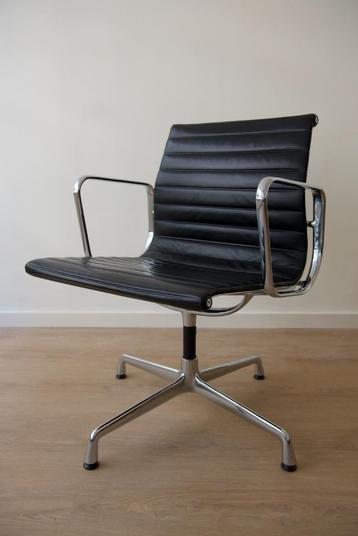 Eames EA 108 Leather beschikbaar voor biedingen