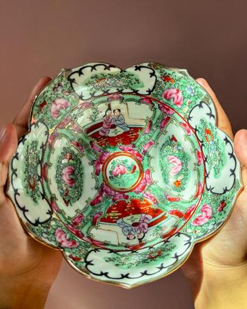 2 Antieke Porseleinen Famille Rose Bowls (China | Kanton) beschikbaar voor biedingen