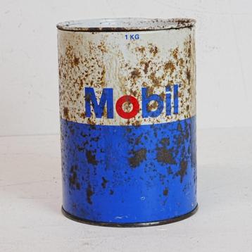 Vintage olieblikken.  beschikbaar voor biedingen