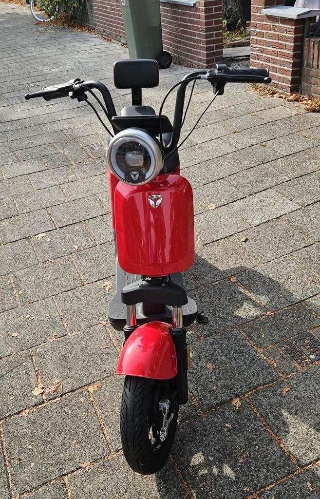 Nieuwe Yadea Elektrische Scooter - Rood + extra accu, Fietsen en Brommers, Snorfietsen en Snorscooters, Zo goed als nieuw, Overige merken