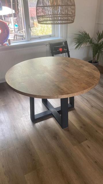 Eettafel rond 130cm beschikbaar voor biedingen