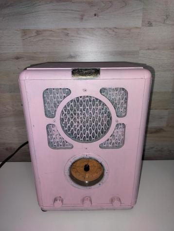 Retro Radio Spirit of St Louis roze geschilderd beschikbaar voor biedingen