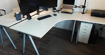 Twee witte Ikea Galant bureaus met één zijstuk in één koop - afbeelding 5