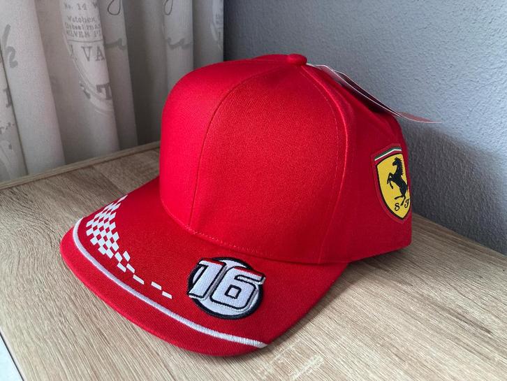 ✅ Charles Leclerc 2020 pet Scuderia Ferrari F1 cap Snapback, Verzamelen, Automerken, Motoren en Formule 1, Nieuw, Formule 1, Ophalen of Verzenden