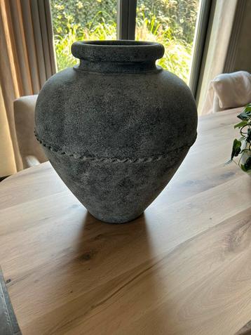Te koop: grote stenen kruik beschikbaar voor biedingen