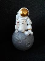 spaarpot astronaut zittend op de maan 8 cm, Ophalen of Verzenden, Zo goed als nieuw, Kunststof, Overige thema's