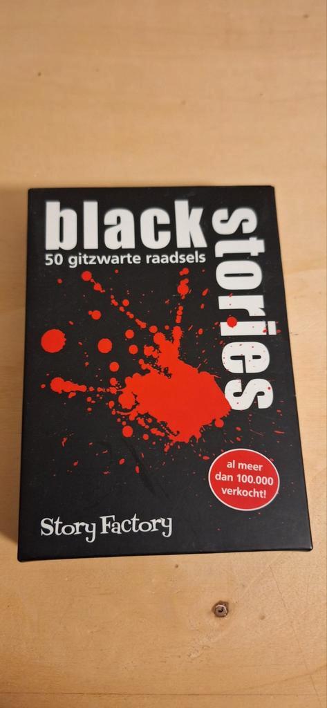 Black Stories - 50 Gitzwarte Raadsels, Hobby en Vrije tijd, Gezelschapsspellen | Bordspellen, Zo goed als nieuw, Een of twee spelers