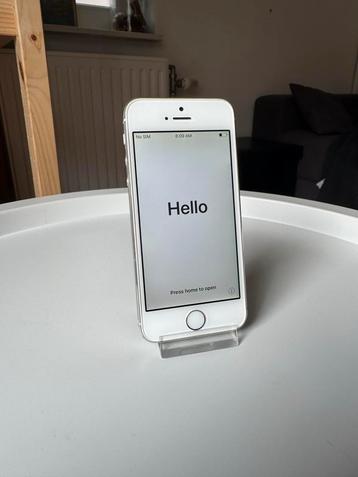 iPhone 5S - 16GB - Zilver met Paarse Hoes beschikbaar voor biedingen