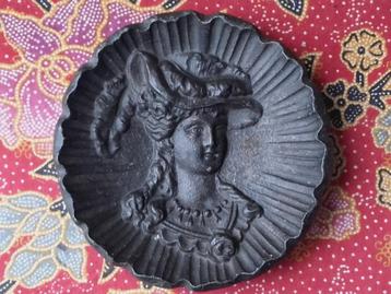 waar antiek schaaltje uit Engeland met een vrouw 13 cm. beschikbaar voor biedingen