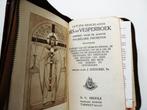 Kerkboek in leder etui met heel veel prentjes, Antiek en Kunst, Antiek | Religie, Ophalen of Verzenden