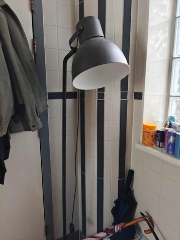 Staande vloerlamp beschikbaar voor biedingen