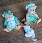 3 schattige Kattenbeeldjes met groene kleding, Ophalen of Verzenden, Zo goed als nieuw, Dier