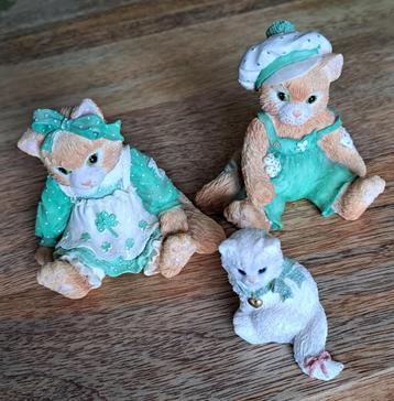 3 schattige Kattenbeeldjes met groene kleding beschikbaar voor biedingen