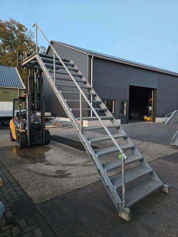 Stalen trap met bordes gegalv. Hoog 3,25 mtr. Nog175 beschikbaar voor biedingen
